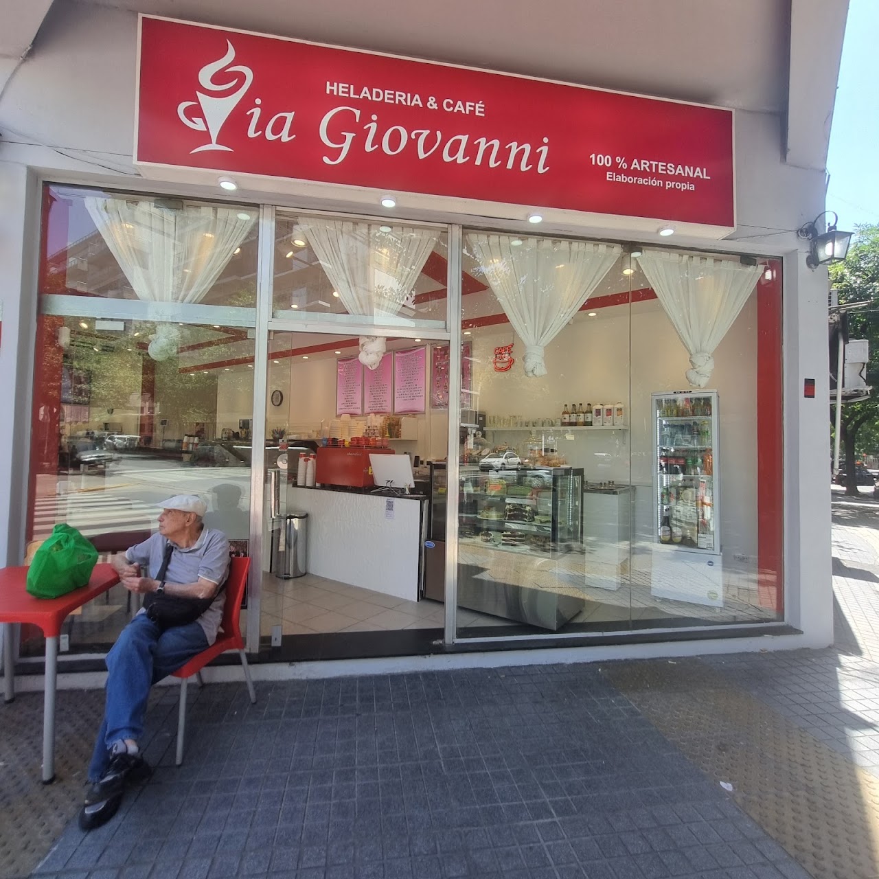 Cliente sentado afuera de Vía Giovanni